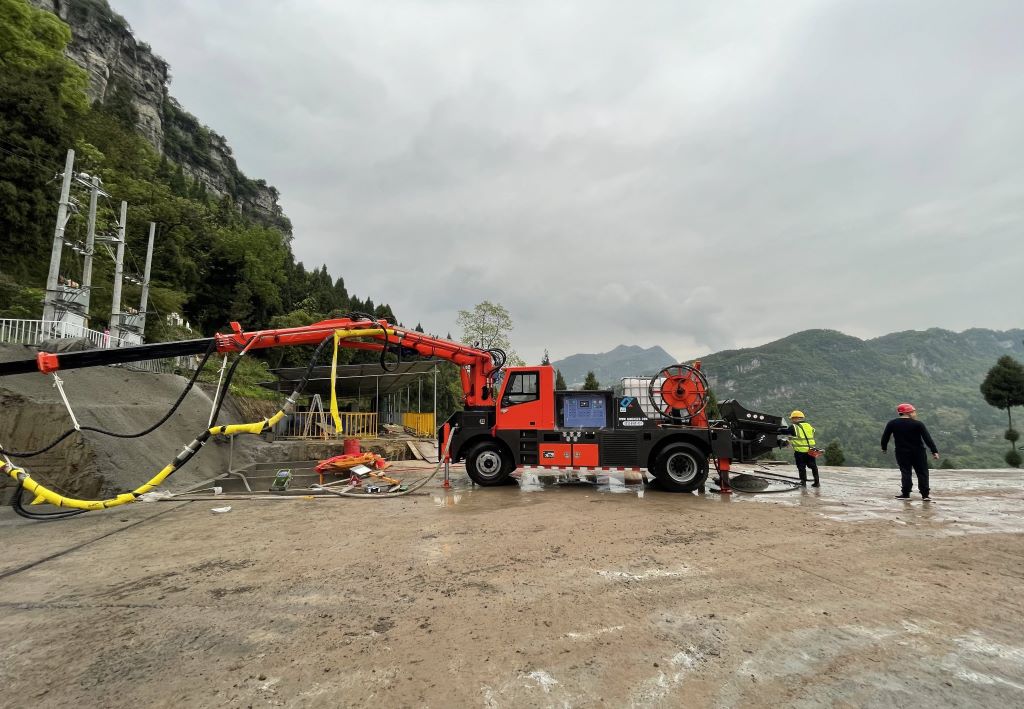 混凝土濕噴臺(tái)車不僅提高了施工效率和質(zhì)量，還能保障工人健康(圖1)